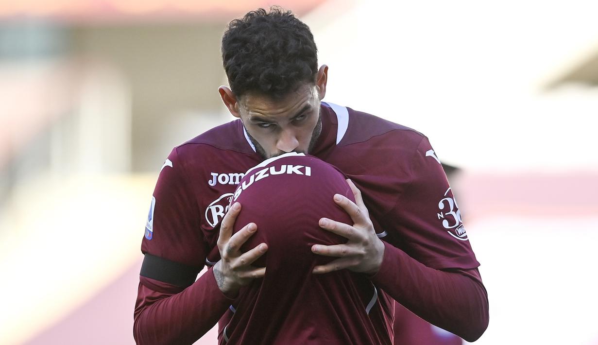 Pada menit ke-70, Antonio Sanabria mencetak gol dengan memanfaatkan kemelut di depan gawang Inter. Wasit sempat mengecek lewat VAR sebelum mensahkan gol tersebut untuk Torino. 1-1. (Foto: AP/LaPresse/Fabio Ferrari)