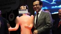 Luis Cespedes saat menerima boneka seks dalam acara makan malam tahunan (Reuters)
