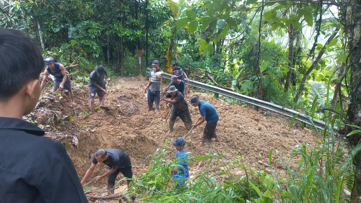 Longsor Tutup Akses Jalan di Sukabumi, Rombongan Umrah Terjebak Berjam-jam