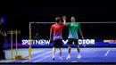 Jonatan Christie (kanan) dari tim Blitzers bersalaman dengan Kodai Naraoka dari tim Rockets setelah kekalahannya dalam laga Badminton XL 2025 di Istora Senayan, Jakarta, Jumat (03/10/2025). (Bola.com/Bagaskara Lazuardi)
