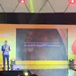 Group Head-Enterprise Product & Marketing PT XL Axiata, Sharif Lukman Mahfoedz, menerima penghargaan Anugerah Inspiratif di Ajang Festival 6 2023 dari Liputan6.com. Yuslianson/Liputan6.com.