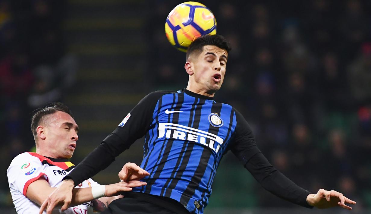 Duel pemain Inter Milan, Joao Cancelo (kanan) saat berebut bola dengan pemain Benevento, Gaetano Letizia (kiri) pada lanjutan Serie A Italia di San Siro stadium, Milan, (24/2/2018). Inter menang 2-0. (AFP/Marco Bertorello)