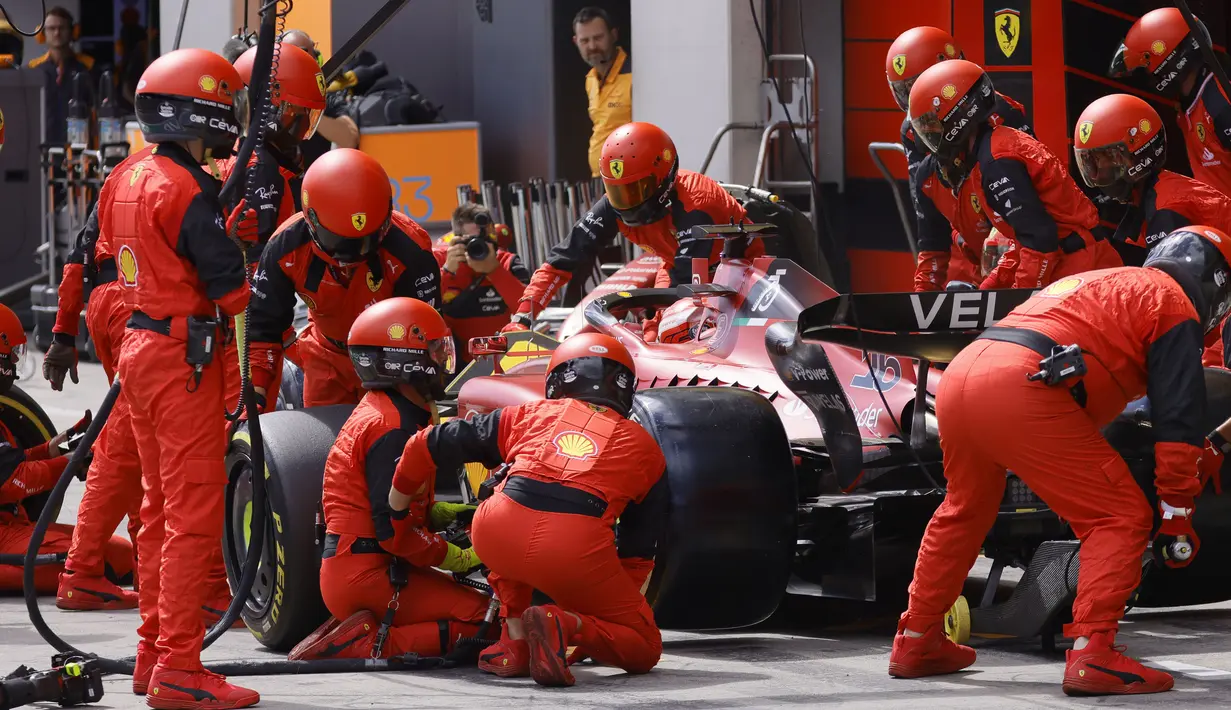 Strategi pergantian ban yang dilakukan Ferrari membuat Charles Lecrec bisa memimpin jalannya perlombaan kali ini. (AP/Pool/Ronald Wittek)