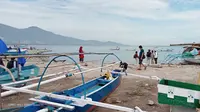 Suasana di tempat penjualan ikan nelayan Kelurahan Talise. Nelayan di lokasi itu mengaku mengalami peningkatan pendapatan selama pandemi. (Foto: Heri Susanto/ Liputan6.com).