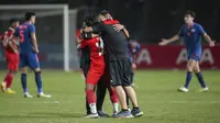 Pemain, pelatih, dan ofisial Timnas Indonesia U-22 merayakan kemenangan pada laga final sepak bola SEA Games 2023 melawan Thailand di Olympic Stadium, Phnom Penh, Kamboja, Selasa (16/05/2023). Skuad Garuda Nusantara menang dengan skor 5-2. (AP Photo/Tatan Syuflana)