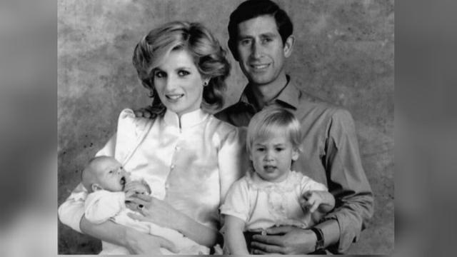 Pangeran Charles dan Putri Diana ketika bersama kedua buah hatinya kala melakukan foto bersama pada tanggal 5 Oktober 1984 di Kensington Palace, London (AP)