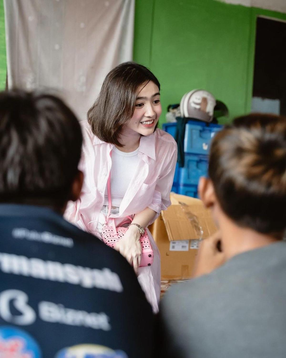 Febby tak hanya datang dengan senyuman, melainkan juga memberikan bantuan berupa buku dan perlengkapan sekolah untuk mendukung pendidikan mereka.<br>
