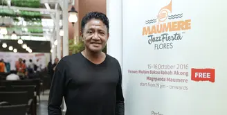 Jelang tampil di Maumere Jazz Fiesta, Andre Hehanusa melakukan pemanasan sebelum tampil. Pemanasan dilakukan saat menyambangi Gedung Bursa Efek Jakarta. (Galih W. Satria/Bintang.com)