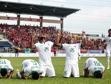 Penyerang timnas Indonesia, Marinus Mariyanto (24) bersama rekan satu tim berselebrasi usai menjebol gawang Timor Leste pada laga ketiga grup B SEA Games 2017 di Stadion Selayang, Malaysia, Minggu (20/7). Indonesia unggul 1-0. (Liputan6.com/Faizal Fanani)