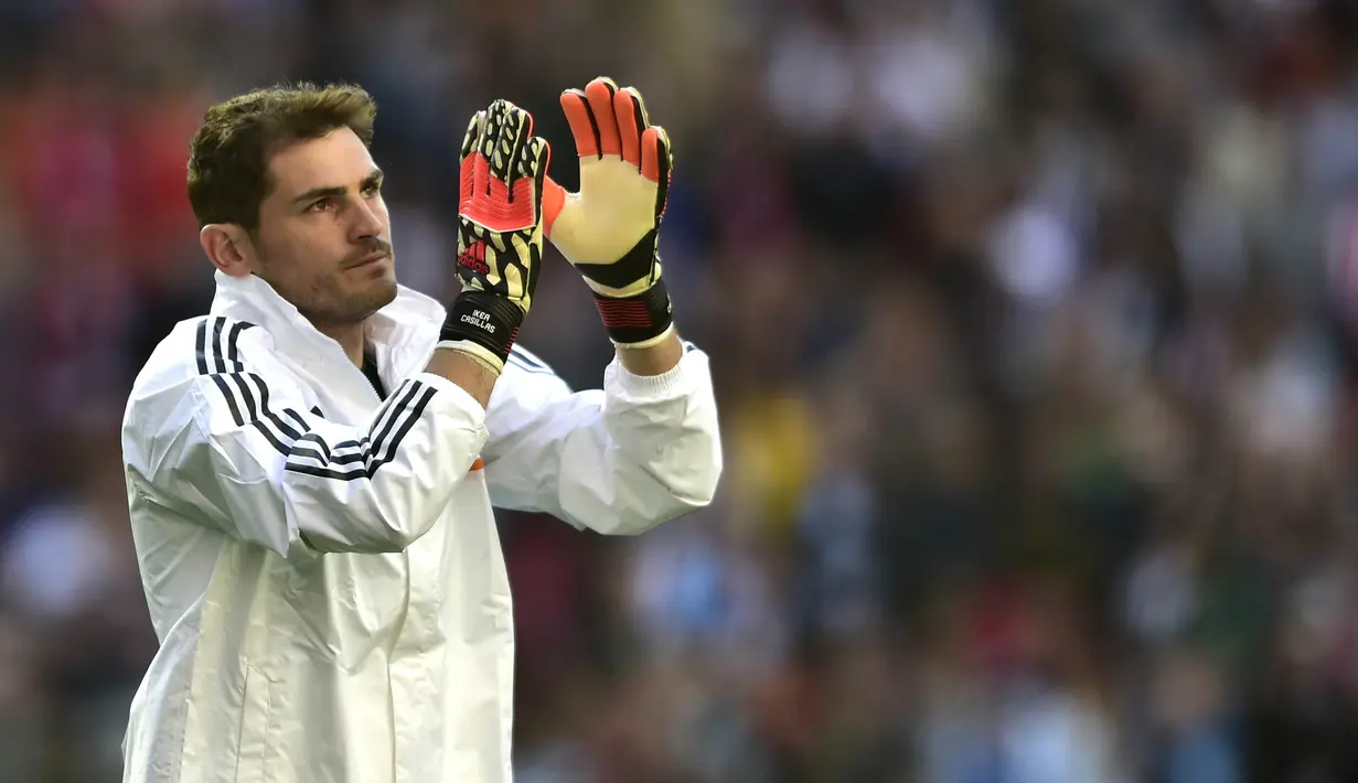1. Iker Casillas - Casillas adalah kiper terbaik sepanjang masa Real Madrid dan Timnas Spanyol. Pemain berusia 39 tahun itu memutuskan pensiun dan sekarang kembali ke Real Madrid sebagai penasihat klub. (AFP/Miguel Riopa)