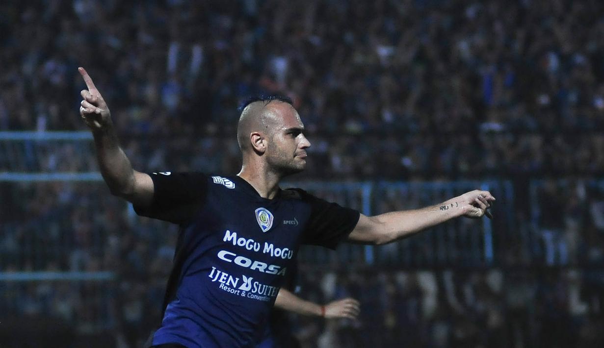 Pemain Arema Cronus, Kiko Insa merayakan gol yang dicetak ke gawang Persegres G.U pada laga pembukaan Piala Jenderal Sudirman di Stadion Kanjuruhan, Malang, Selasa (10/11/2015). (Bola.com/Kevin Setiawan)
