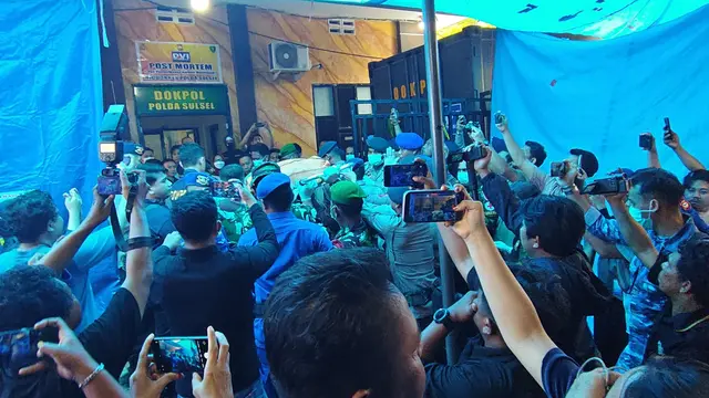 Sejumlah jasad korban kecelakaan pesawat Indonesia Air Transport (IAT) tipe ATR 42-500 yang jatuh di Gunung Bulusaraung. (Liputan6.com/Fauzan)