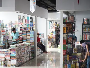 Pedagang menata buku yang dijual di Pasar Buku Jakbook Kenari, Jakarta, Rabu (28/8/2019). Pasar yang sebelumnya sepi itu kini mulai diramaikan oleh pengunjung untuk membeli buku dengan harga miring atau hanya sekadar melihat-lihat. (Liputan6.com/Immanuel Antonius)