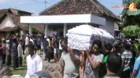 [VIDEO] 5 Korban Avanza Maut di Demak Dimakamkan 1 Liang Lahat