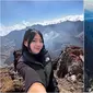 Potret seleb di puncak gunung (Sumber: Instagram/wendywalters/angelagilsha)