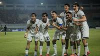 Selebrasi para pemain Timnas Indonesia U-22 usai mencetak gol ke gawang Mali U-22 pada laga ujicoba yang digelar di Stadion Pakansari, Kabupaten Bogor, Selasa (18/11/2025) pukul 20.00 WIB. (Bola.com/Bagaskara Lazuardi)