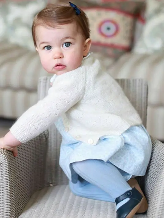 Tak hanya keluarga kerajaan yang merasakan kebahagiaan merayakan ultah Charlotte. Netizen pun turut ucapkan selamat ulang tahun untuk putri kecil Pangeran William. (viainstagram@keningstonroyal/Bintang.com)