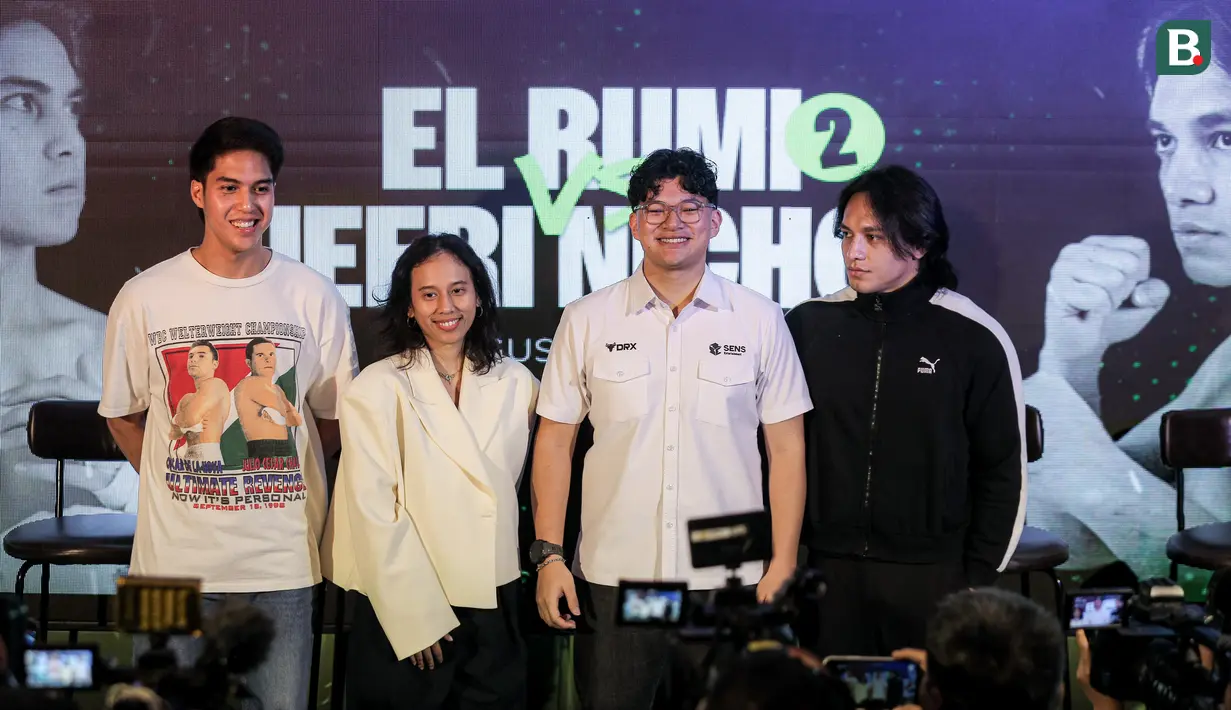Selebritas Indonesia, El Rumi (kiri) dan Jefri Nichol (kanan) berfoto bersama dengan CEO SENS Entertainment, Sultan Sapta (tengah kanan) dan dalam konferensi pers Superstar Knockout di daerah Senayan, Jakarta Pusat, Kamis (12/06/2025). (Bola.com/Bagaskara Lazuardi)