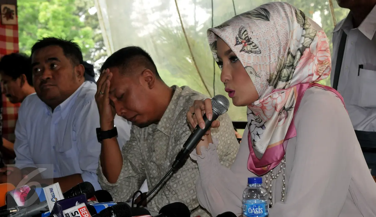 Arzetti Bilbina saat memberikan keterangan kepada media terkait kabar penggerebekan dirinya dari sebuah hotel di Malang beberapa waktu lalu, Jakarta, rabu (28/10/2015). Arzetti menyangkal isu perselingkuhan yang ditujukan kepadanya. (Liputan6/JohanTallo)