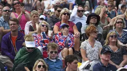 Fans Andy Murray dan juga Britania Raya tengah serius menyaksikan laga final tunggal putra  Wimbledon Championships 2016 di The All England Lawn Tennis Club,  Wimbledon, London, (10/7/2016).  (REUTERS/Toby Melville)