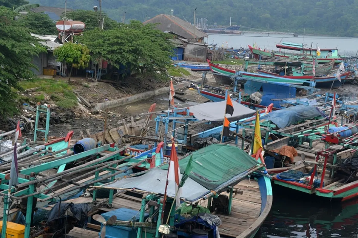 Kapal nelayan bersandar di perairan Cilacap. (Foto: Liputan6.com/Muhamad Ridlo)