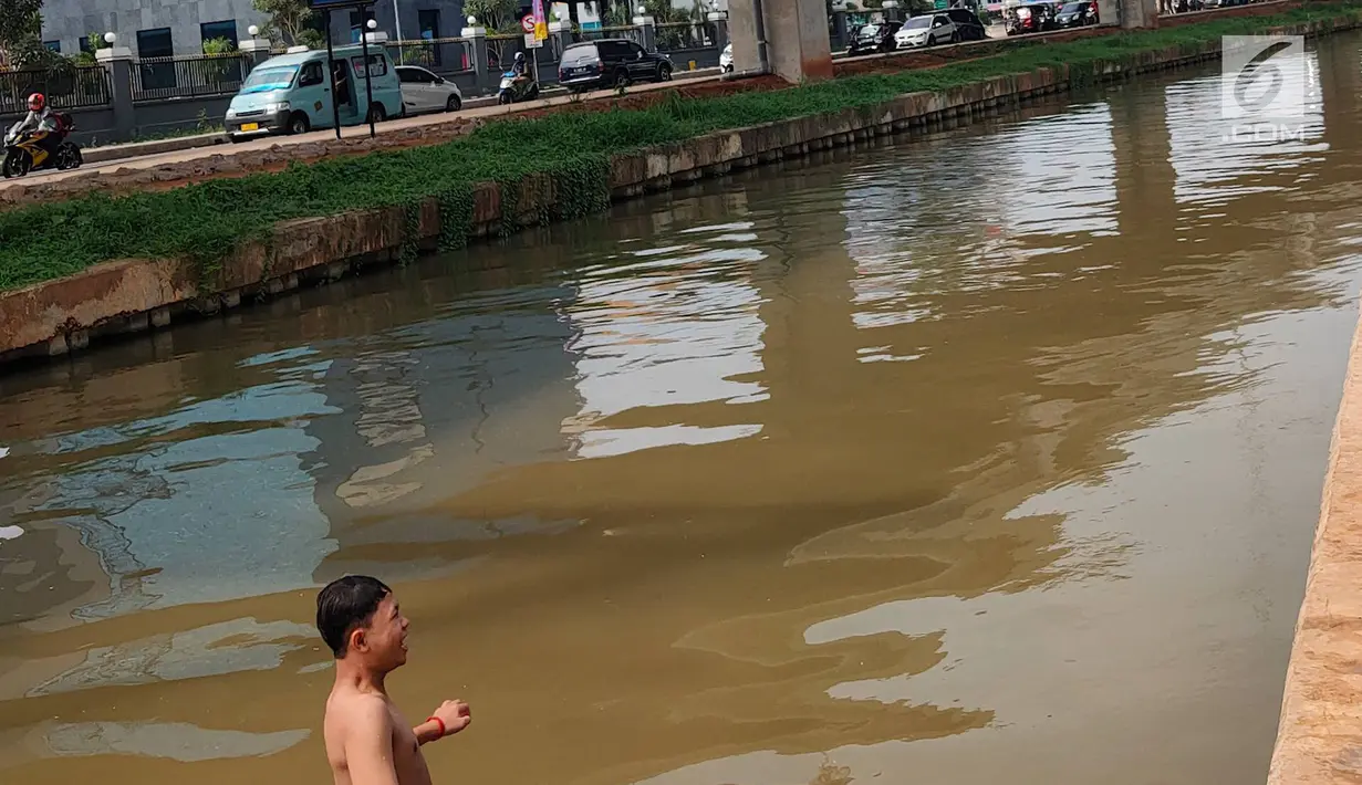Anak-anak berenang di Sungai Kalimalang, Jakarta Timur, Jumat (5/7/2019). Tingginya suhu udara Ibu Kota akibat musim kemarau menyebabkan anak-anak tersebut berenang di Sungai Kalimalang meski dengan kondisi seadanya. (Liputan6.com/Immanuel Antonius)