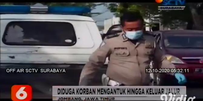 VIDEO: Diduga Mengantuk, Seorang Pemotor Tewas Setelah Menabrak Truk Pasir