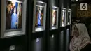 Pengunjung melihat-lihat foto pada pameran Satu Dekade Haul Presiden ke IV Republik Indonesia KH Abdurrahman Wahid atau Gus Dur di Kantor DPP PKB, Jakarta, Rabu (15/1/2020). Pameran sekaligus lomba foto ini diikuti oleh puluhan fotografer dari seluruh Indonesia. (Liputan6.com/Faizal Fanani)