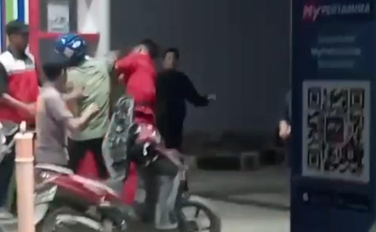 Adu jotos petugas SPBU di Maros dengan pemotor. (tangkapan layar video).