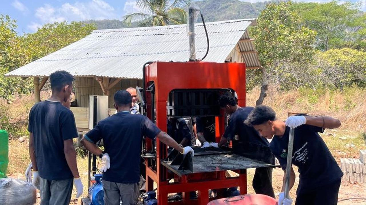 Unik! PLN NTT Latih Pemuda Lintas Agama Ende Olah FABA Jadi Paving Blok, Wujudkan Energi Berkeadilan
