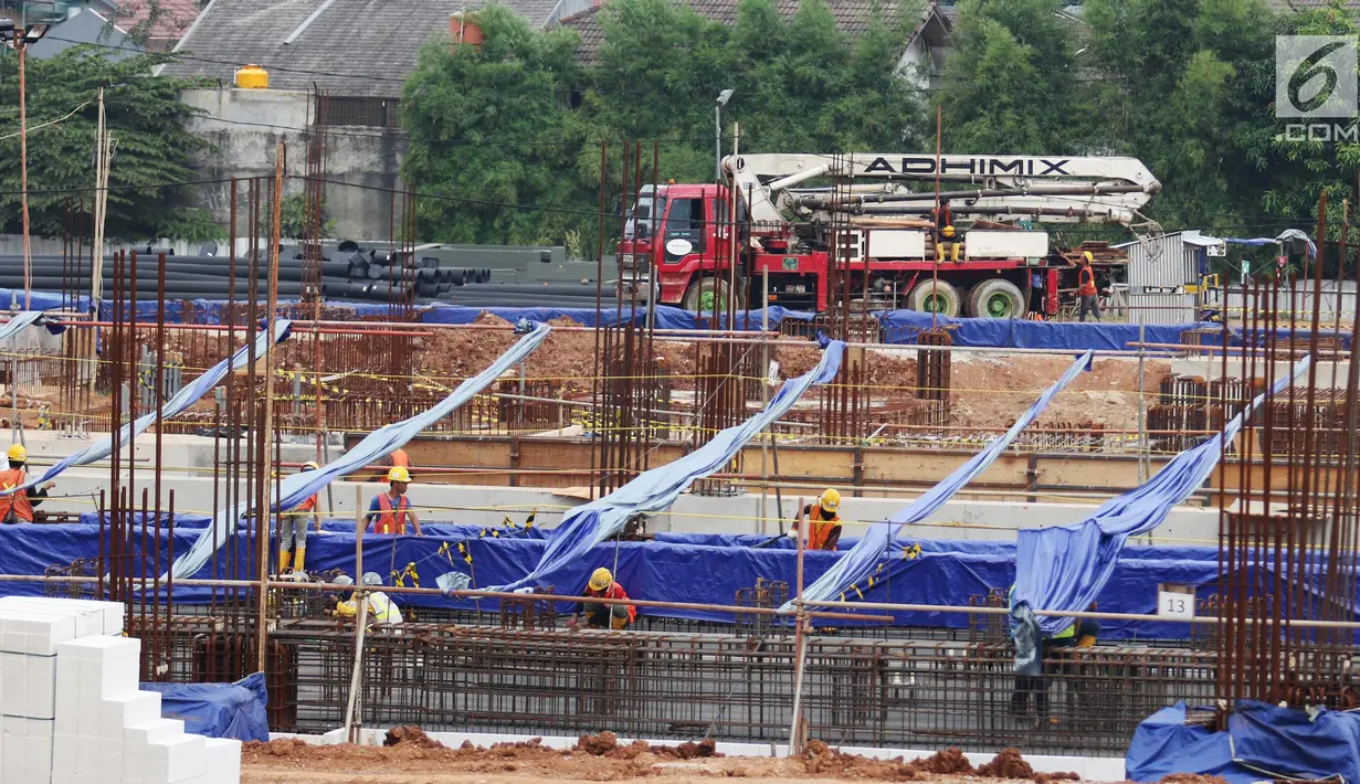 Pekerja tengah menyelesaikan pembangunan depo MRT Lebak Bulus, Jakarta, Senin (19/6). PT Mass Rapid Transit (MRT) Jakarta, akan membangun apartemen di lokasi Depo MRT Lebak Bulus, Jakarta Selatan. (Liputan6.com/Angga Yuniar)