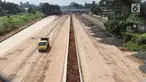 Suasana pengerjaan Jalan Tol Cijago di kawasan Depok, Jawa Barat, Senin (19/2). Pemerintah menargetkan ada 615 Km panjang tol yang beroperasi sepanjang tahun ini. (Liputan6.com/Immanuel Antonius)