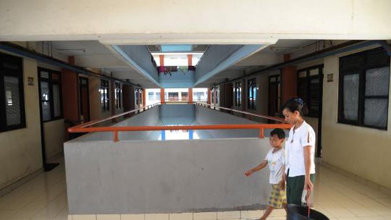 Aktivitas warga korban banjir di Rusun Marunda