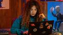 Glitch yang tayang pada 7 Oktober, mempertemukan Nana yang memerankan Bora dan Jeon Yeo Been sebagai Hong Ji Hyo. Kisahnya tentang Hong Ji Hyo yang kembali bertemu dengan sahabat lamanya yang getol meriset fenomena UFO, kala mencari kekasihnya yang mendadak hilang. (Foto: Netflix via Soompi)