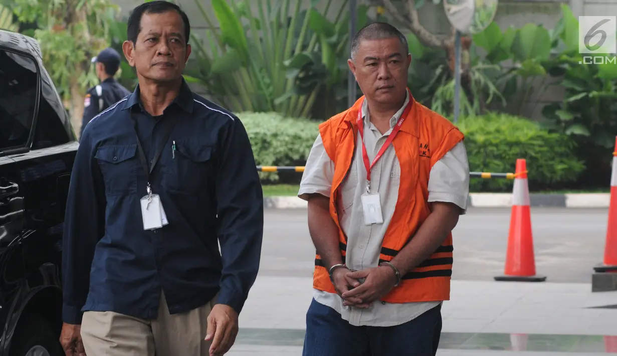 Timses Bupati dan pengusaha yang terjaring OTT KPK, Benhur Lalenoh tiba untuk menjalani pemeriksaan di Gedung KPK, Jakarta, Selasa (7/5/2019). Benhur Lalenoh diperiksa perdana sebagai tersangka kasus dugaan suap pengadaan barang atau jasa di Kabupaten Kepulauan Talaud 2019. (merdeka.com/Dwi Narwoko)