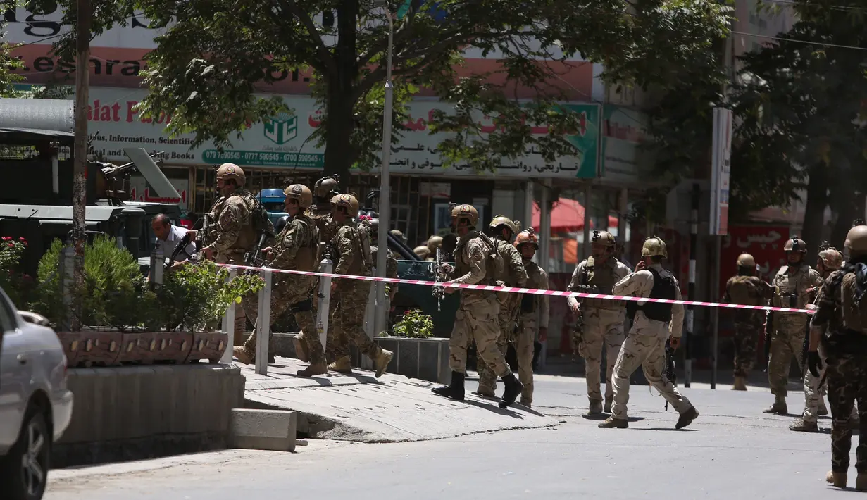 Pasukan keamanan Afghanistan tiba di lokasi serangan kompleks di Kabul, Afghanistan, (31/7). Polisi Afghanistan mengatakan sebuah pemboman mobil telah menargetkan Kedutaan Besar Irak di pusat Kabul. (AP Photo/Rahmat Gul)