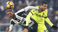 Duel pemain Juventus, Claudio Marchisio (kiri) dengan pemain Bologna, Blerim Dzemaili pada laga Serie A di Juventus Stadium, Turin, (8/1/2017). Juventus menang 3-0. (AFP/Marco Bertorello)