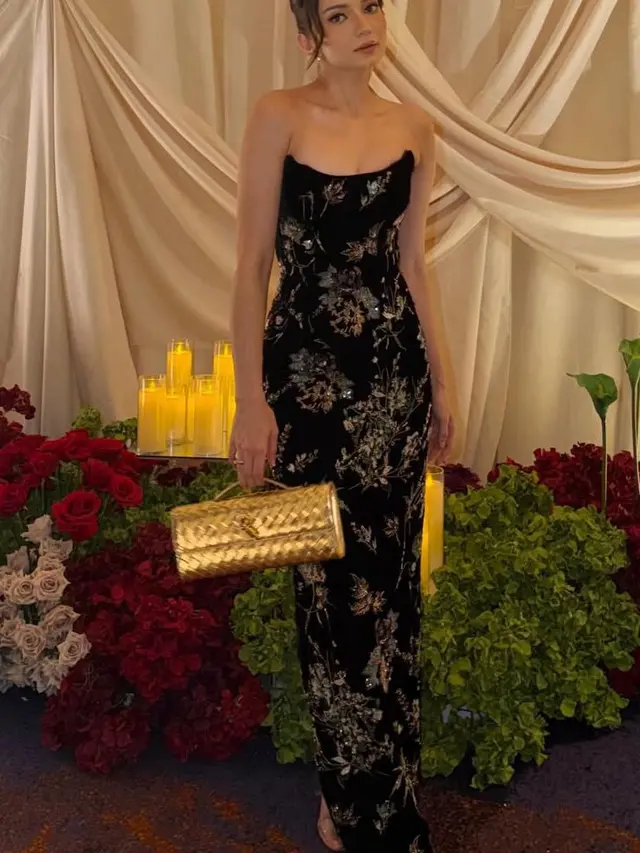 Enzy Storia kenakan gaun hitam strapless saat kondangan. [@enzystoria]