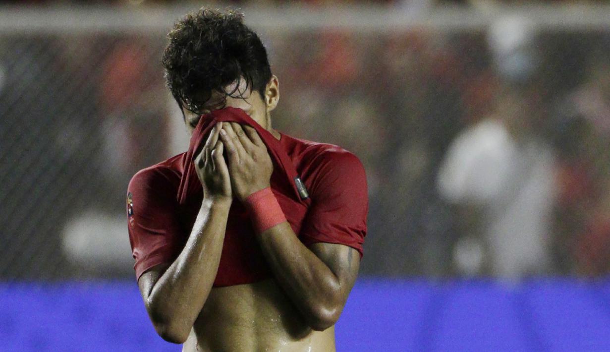 Striker Timnas Indonesia U-22, Osvaldo Haay, tampak kecewa usai dikalahkan Vietnam U-22 pada laga final SEA Games 2019 di Stadion Rizal Memorial, Manila, Selasa (10/12). Indonesia kalah 0-3 dari Vietnam. (Bola.com/M Iqbal Ichsan)