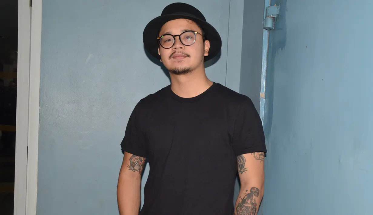 "Kalau kesulitan sih enggak ya, tapi jadi lebih ngerasa tanggung jawab saya lebih besar. Karena gue sekarang sudah jadi seorang suami," tambah Derby. (Nurwahyunan/Bintang.com)