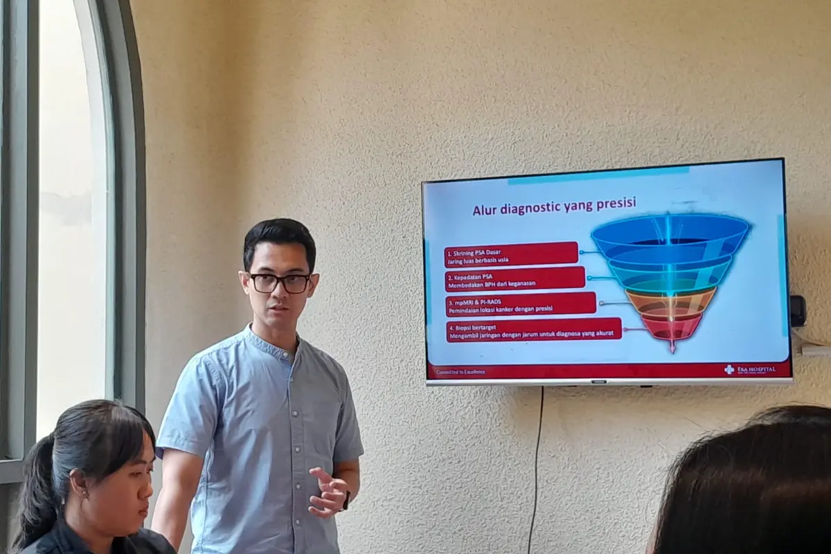 Dokter spesialis urologi Dyandra Parikesit ungkap frekuensi buang air kecil yang normal saat diskusi bersama Eka Hospital.
