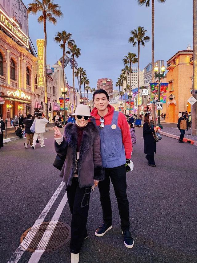 Jadi Mario Bros, 7 Potret Liburan Reino Barack dan Syahrini di Taman Bermain