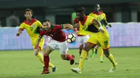 Ilija Spasojevic mendapat pengawalan ketat saat Timnas Indonesia melawan Guyana pada uji coba di Stadion Patriot, Bekasi, Sabtu (25/11/2017). (Liputan6.com/Helmi Fithriansyah)