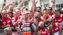 Tim Ducati merayakan keberhasilan, Andrea Dovizioso (tengah)  menjadi juara MotoGP Austria di Red Bull Ring, Spielberg, Austria (13/8/2017). (AFP/Jure Makovec)