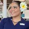 Salah satu pramugari Hawaiian Airlines menyematkan bunga di telinga sebagai aksesori khas untuk menghormati Hawaii. (dok. Tangkapan layar Instagram @hawaiianairlines/https://www.instagram.com/p/DKiLXOTTiJp/Dinny Mutiah)