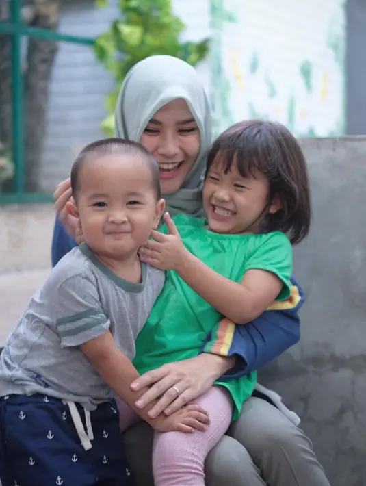 "Kalau aku dulu ketika ngelihat guru ngajiku, aku lari lah ke kamar. Karena dulu ngaji itu membosankan sistemnya," ujar Zaskia Adya Mecca saat ditemui di Masjid Istqlal, Jakarta Pusat beberapa hari lalu. (Instagram/zaskiadyamecca)