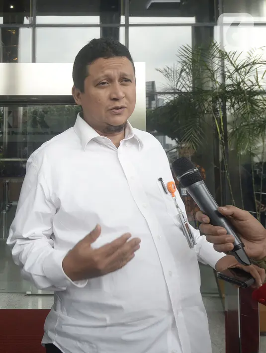 Plt Ketua DKPP Muhammad menyampaikan keterangan usai bertemu penyidik KPK di Gedung KPK, Jakarta, Rabu (15/1/2020). Sidang etik terhadap tersangka Komisioner KPU Wahyu Setiawan akan dilaksanakan di Rumah Tahanan Cabang KPK. (merdeka.com/Dwi Narwoko)