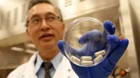 Ilmuwan Amerika mengembangkan pil tinja yang telah dibekukan untuk mengatasi penyakit tersebut.