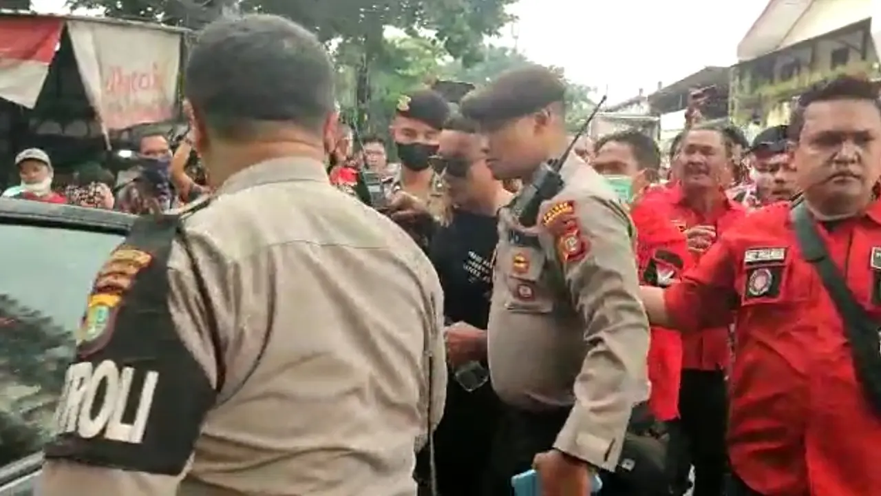 Seorang pria diamankan polisi di Pengadilan Negeri (PN) Jakarta Selatan saat sidang kasus pembunuhan berencana dengan terdakwa Ferdy Sambo berlangsung