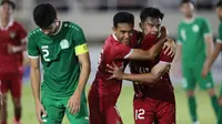 Pemain Timnas Indonesia U-23, Pratama Arhan (dua kanan) melakukan selebrasi setelah mencetak gol kedua ke gawang Timnas Turkmenistan U-23 dalam pertandingan grup K Kualifikasi Piala Asia U-23 2024 yang berlangsung di Stadion Manahan, Solo, Selasa (12/9/2023). Arhan mencetak gol pada menit 90+2 setelah memanfaatkan umpan manis dari Muhammad Rayhan Hannan. (Bola.com/Arief Bagus)